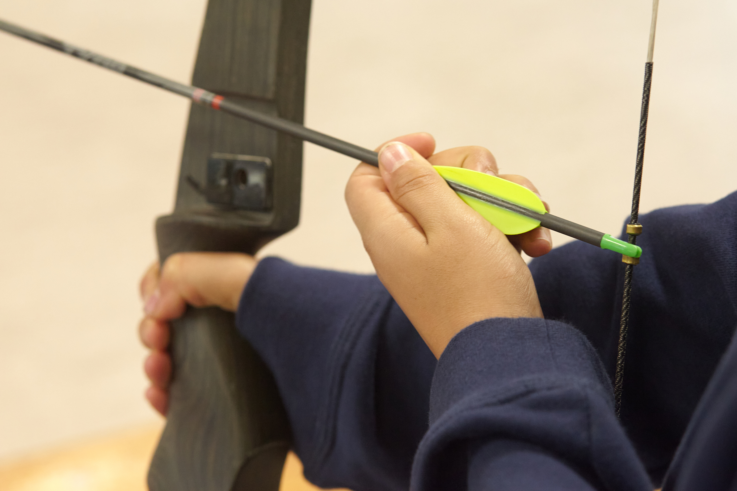 Kinder beim Basteln während des Jungenaktionstags